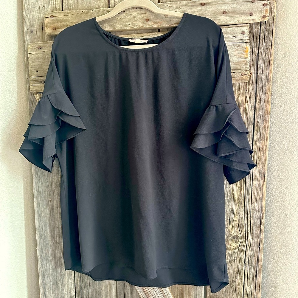 Pleione Black Short-sleeve Ruffle Blouse